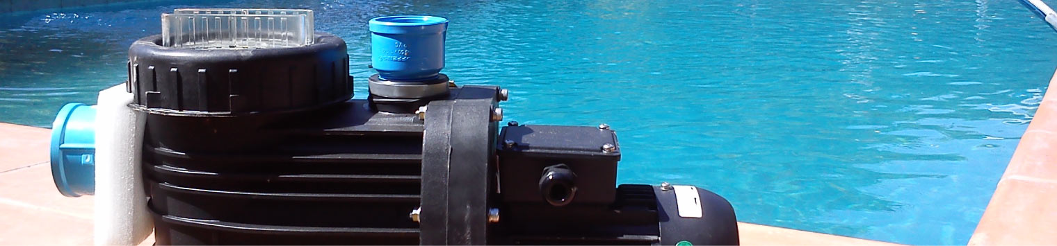 Bomba de agua de corriente continua junto a una piscina