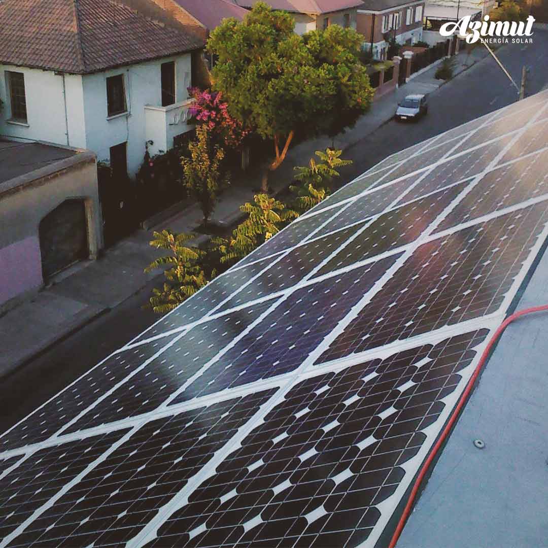 Paneles solares instalados sobre el techo de una vivienda