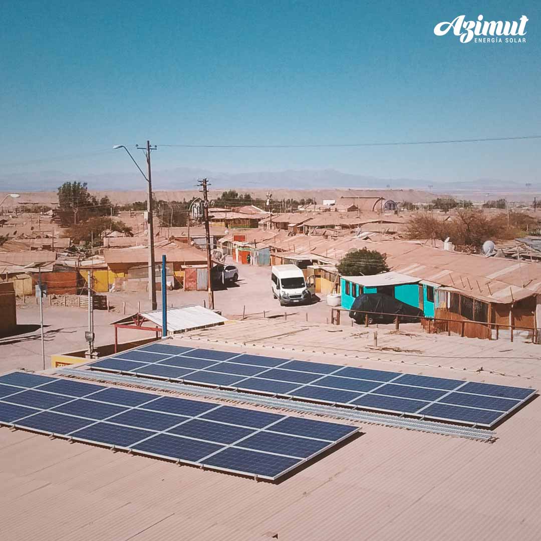 Paneles solares sobre el techo de una edificación en una localidad desértica