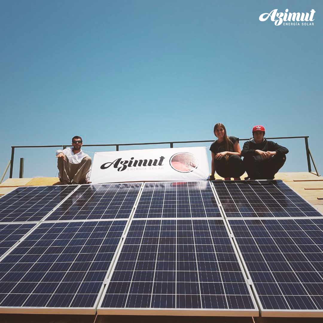 Equipo de Azimut Solar sobre un techo con paneles solares recién instalados
