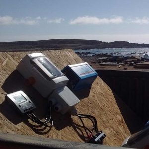 Controladores de carga e inversor de un sistema solar en una caleta de pescadores
