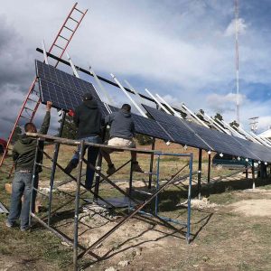 Equipo montando una estructura de paneles solares en terreno en Dakota del Sur