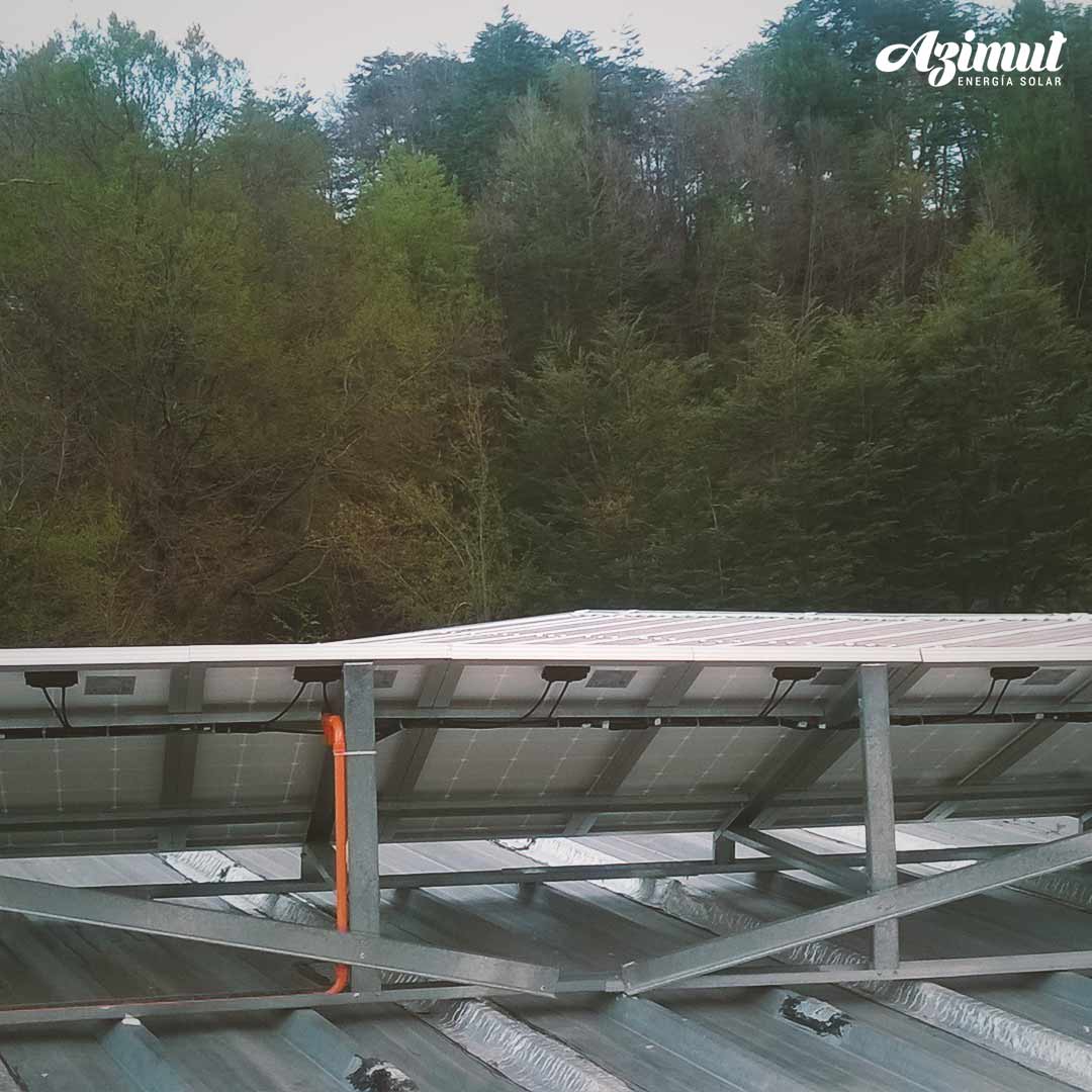 Estructura metálica de montaje para paneles solares en terreno