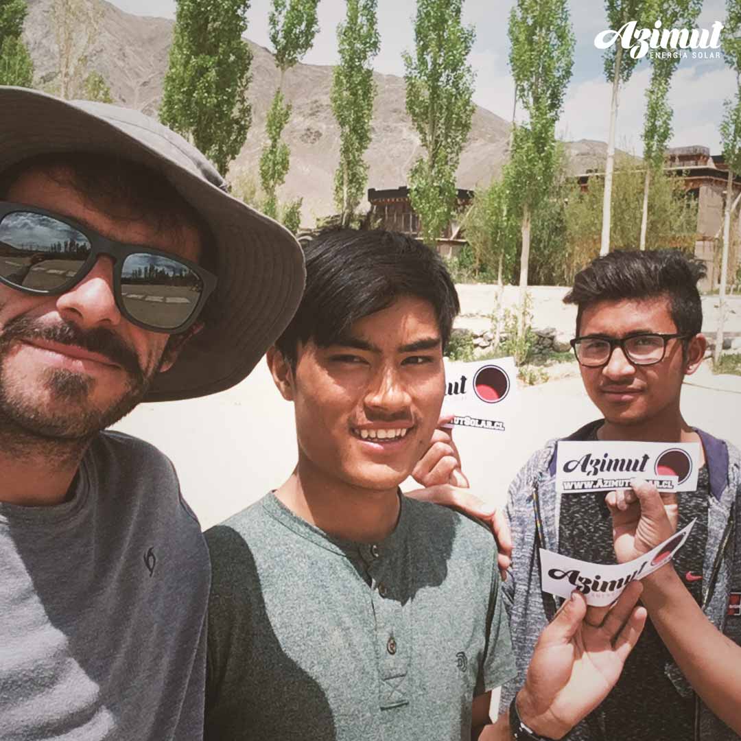 Equipo de Azimut Solar junto a la comunidad local en India
