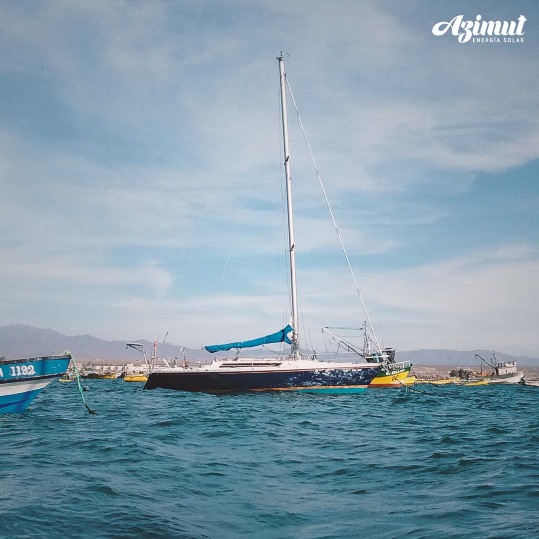 Velero con sistema solar instalado, anclado en la bahía
